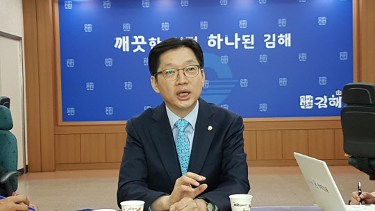 더불어민주당 경남지사 선거 후보로 나선 김경수 의원(김해을)이 18일 경남 김해시청 프레스센터에서 기자간담회를 열고 있다.